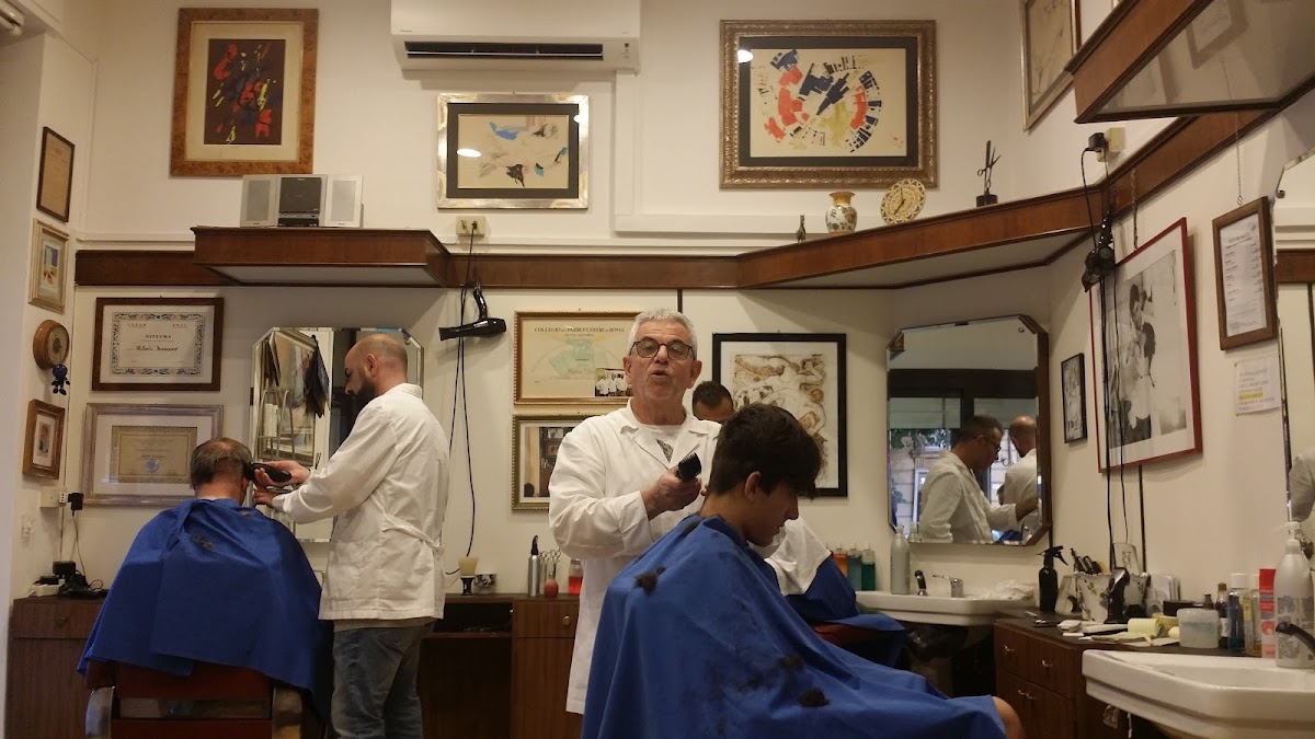 Interno della bottega del Barbiere Francesco, poltrone e specchi d'epoca